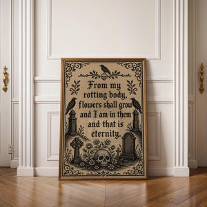 Puede incluir: Una impresi&oacute;n rectangular enmarcada sobre un fondo beige con ilustraciones en tinta negra de dos cuervos, una calavera, l&aacute;pidas y motivos florales. El texto dice: From my rotting body, flowers shall grow and I am in them and that is eternity.