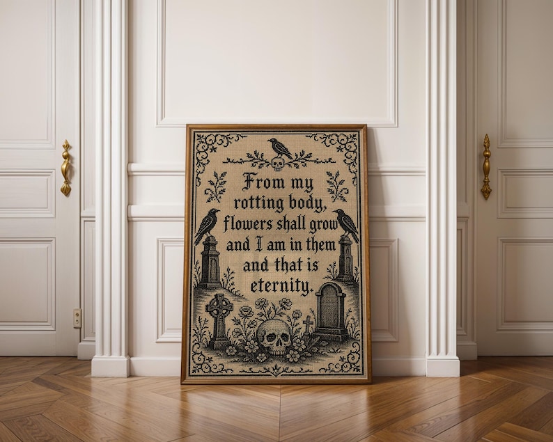Puede incluir: Una impresi&oacute;n rectangular enmarcada sobre un fondo beige con ilustraciones en tinta negra de dos cuervos, una calavera, l&aacute;pidas y motivos florales. El texto dice: From my rotting body, flowers shall grow and I am in them and that is eternity.