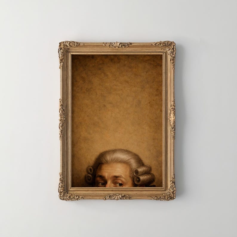 Pu&ograve; includere: Stampa incorniciata raffigurante una figura storica con parrucca impomatata, che sbuca da una cornice dorata ornata. Lo sfondo color seppia crea un'estetica vintage. Sono visibili solo gli occhi del soggetto, aggiungendo intrigo.