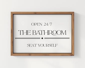以下が含まれることがあります： 白い背景に黒い文字が入った額入りのサイン。テキストは「OPEN 24/7 THE BATHROOM SEAT YOURSELF」と書かれています。フレームは木製です。