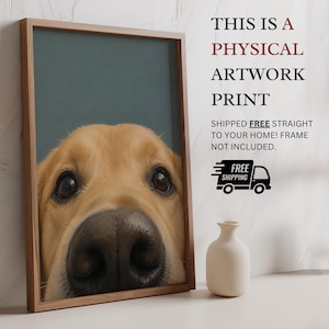 Puede incluir: Un marco de madera rectangular que contiene una impresi&oacute;n de la cara de un perro dorado con una nariz grande en primer plano sobre un fondo azul verdoso oscuro. El texto dice: THIS IS A PHYSICAL ARTWORK PRINT SHIPPED FREE STRAIGHT TO YOUR HOME!