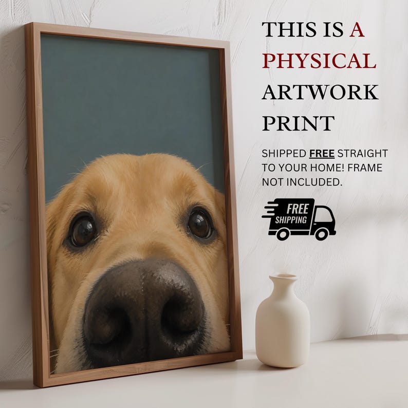 Puede incluir: Un marco de madera rectangular que contiene una impresi&oacute;n de la cara de un perro dorado con una nariz grande en primer plano sobre un fondo azul verdoso oscuro. El texto dice: THIS IS A PHYSICAL ARTWORK PRINT SHIPPED FREE STRAIGHT TO YOUR HOME!