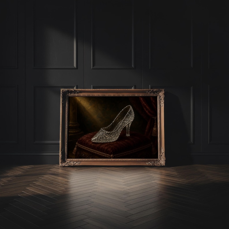 Pu&ograve; includere: Una stampa artistica incorniciata che raffigura una scarpa con tacco alto trasparente e testurizzata appoggiata su un cuscino di velluto rosso scuro. La scarpa presenta una punta affusolata e un tacco sottile, illuminata da una luce dorata.
