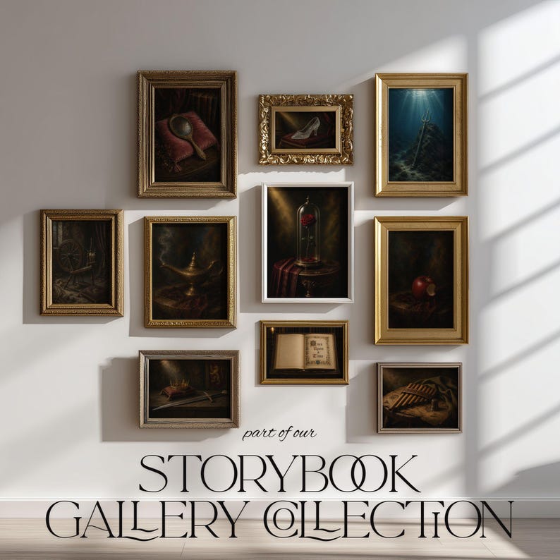 Pu&ograve; includere: Una parete galleria con dieci stampe incorniciate raffiguranti vari oggetti delle fiabe, tra cui una scarpetta di cristallo, una rosa sotto una cupola di vetro e una lampada magica. Il testo in basso recita: part of our STORYBOOK GALLERY COLLECTION.