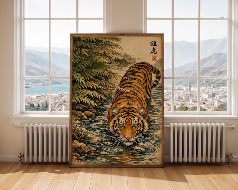 Puede incluir: Impresi&oacute;n art&iacute;stica enmarcada que representa un tigre en un arroyo. El tigre tiene rayas naranjas y negras y est&aacute; parcialmente sumergido en el agua. La obra de arte tiene una est&eacute;tica vintage, con texto japon&eacute;s en la esquina superior derecha. El fondo muestra un paisaje.