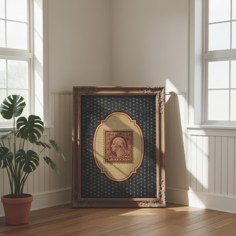 Op de afbeelding: Ingelijste vintage postzegelkunst. Het kunstwerk heeft een groot, sierlijk houten frame. De postzegel is een tweekleurig ontwerp met een portret van George Washington en de tekst "U.S. POSTAGE 20 CENTS". De achtergrond is donkerblauw met kleine witte sterren.