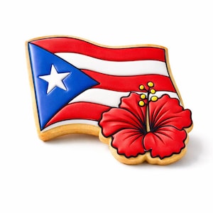 Puede incluir: Una galleta decorada con la bandera de Puerto Rico y una flor de hibisco roja. La bandera presenta una estrella blanca sobre un triángulo azul, con rayas rojas y blancas. El hibisco tiene estambres amarillos.