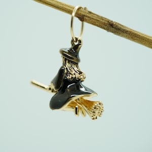 Pendentif sorcière volante - Breloque manche à balai 3D en or et noir - Bijoux de sorcière d'Halloween - Composant de collier gothique en alliage d'émail