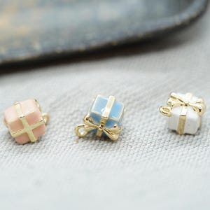 Charme de boîte-cadeau élégant - Parfait pour les bracelets, les colliers et les porte-clés - Accessoire de bijouterie pour les fêtes et les occasions spéciales