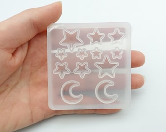 Puede incluir: Molde de silicona transparente con múltiples formas de estrellas y medias lunas. El molde está diseñado para hacer joyas de resina u otras manualidades.