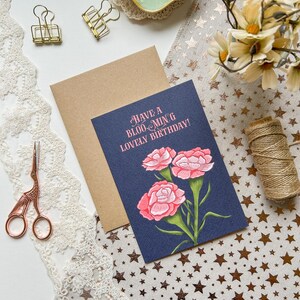 Tenha um lindo cartão de aniversário com um envelope marrom Kraft (em branco por dentro)