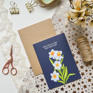 Tarjeta de felicitación con narciso y sobre de papel kraft marrón (en blanco por dentro)