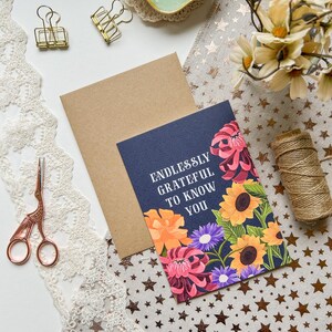 Tarjeta de felicitación con sobre de papel kraft marrón (en blanco por dentro) Infinitamente agradecido por conocerte