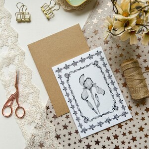 Tarjeta de felicitación Iris con sobre Kraft marrón (en blanco por dentro), tarjeta de diseño vintage, tarjeta floral en blanco y negro, tarjeta de felicitación minimalista