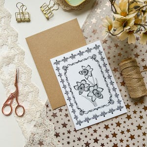 Tarjeta de felicitación con diseño de narciso y sobre de papel kraft marrón (en blanco por dentro), tarjeta de diseño vintage, tarjeta floral en blanco y negro, tarjeta de felicitación minimalista
