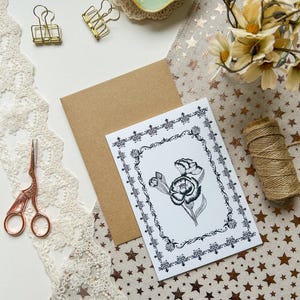 Tarjeta de felicitación con clavel y sobre de papel kraft marrón (en blanco por dentro), tarjeta de diseño vintage, tarjeta floral en blanco y negro, tarjeta de felicitación minimalista