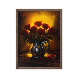 Könnte beinhalten: Ein Ölgemälde in einem braunen Rahmen zeigt einen Strauß tiefroter Rosen in einem metallisch silbernen Krug. Die Blumen sind vor einem warmen, leuchtend goldgelben Hintergrund dargestellt, mit einigen abgefallenen Blütenblättern.