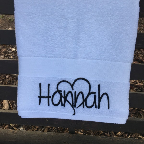 Embroidered heart and name bath towel, personalized towel, monogrammed bath towel, towel with names. family bath towels, towel set
