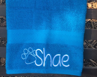 Embroidered name with paw print bath towel, personalized towel, monogrammed bath towel, towel with names, Dog bath towels, towel set