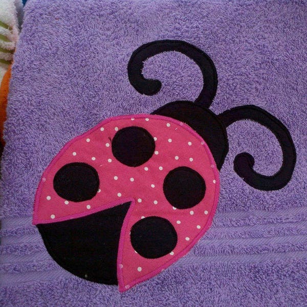 Serviette coccinelle violette, décoration de salle de bain coccinelle, serviette coccinelle pour enfants, serviette pour adolescents, serviette personnalisée, serviette coccinelle pour dames, serviette de sieste