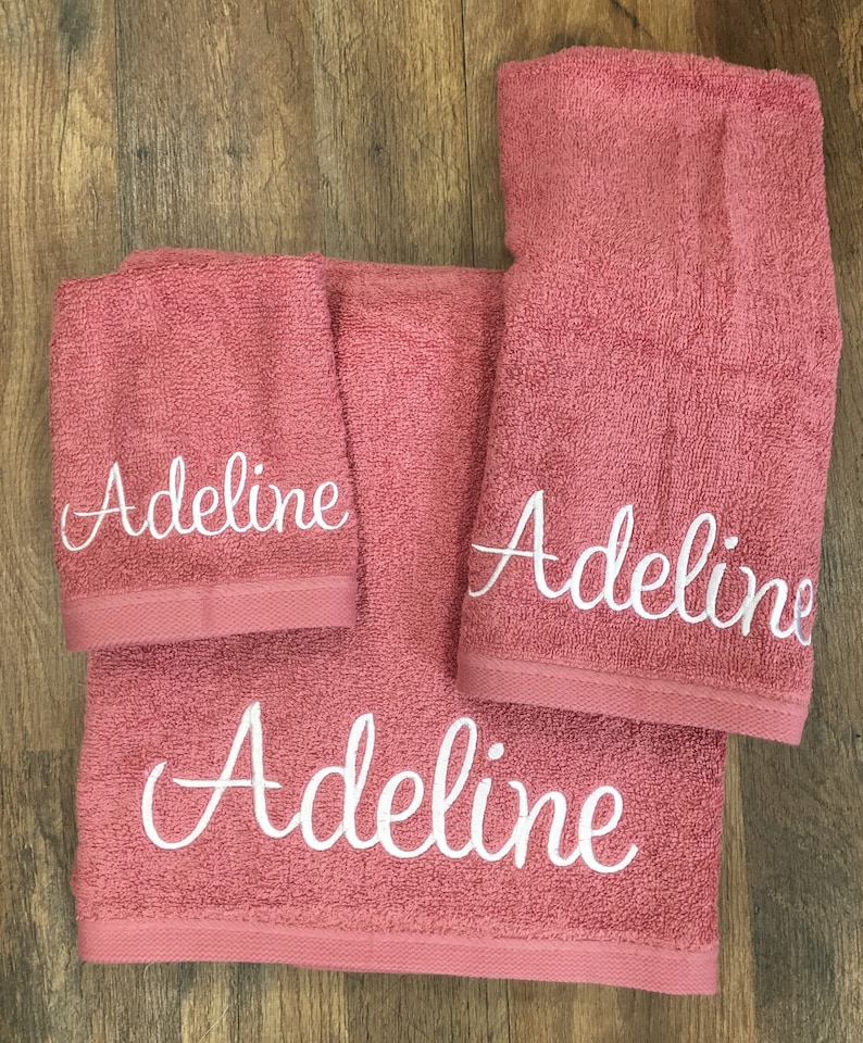 Drap de bain personnalisé, serviette brodée, serviette de bain à monogramme, déco de salle de bain, serviette avec nom image 2