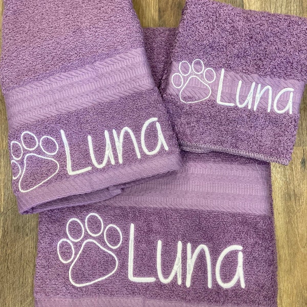 Embroidered name with paw print bath towel, personalized towel, monogrammed bath towel, pet towel with names, Dog bath towels, dog gifts