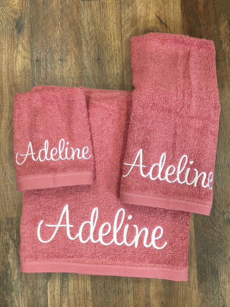 Drap de bain personnalisé, serviette brodée, serviette de bain à monogramme, déco de salle de bain, serviette avec nom image 1