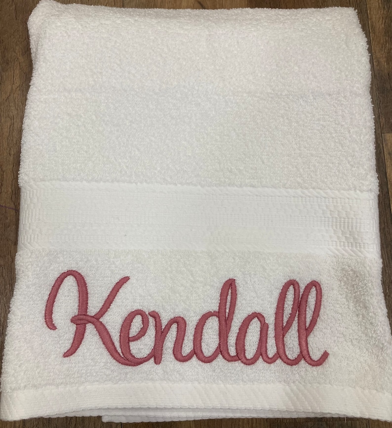 Drap de bain personnalisé, serviette brodée, serviette de bain à monogramme, déco de salle de bain, serviette avec nom image 3