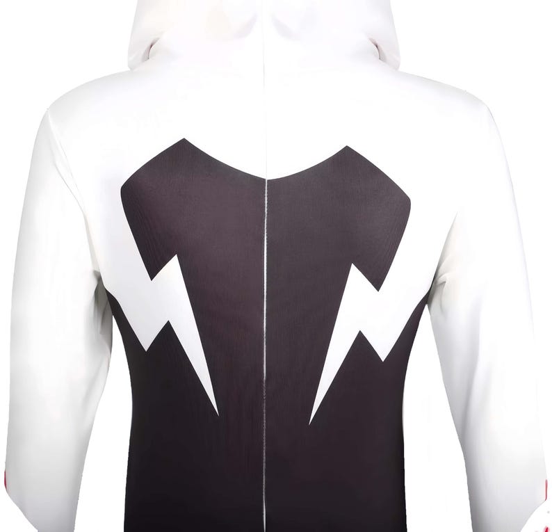 Puede incluir: Sudadera con capucha blanca con un dise&ntilde;o de rayo negro y blanco en la espalda. La sudadera tiene una cremallera completa y una capucha. Las mangas son blancas y el dise&ntilde;o est&aacute; centrado en la espalda.