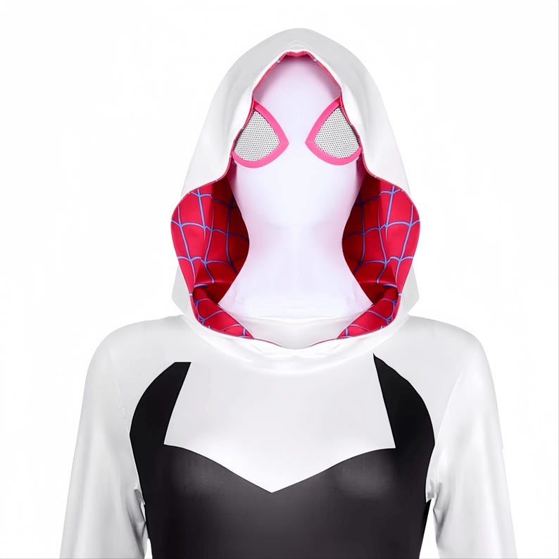 Puede incluir: Un disfraz con capucha blanca con un corpi&ntilde;o negro y mangas largas. La capucha presenta cubiertas para los ojos con borde rosa y un interior rojo con un patr&oacute;n de telara&ntilde;a azul. El disfraz est&aacute; dise&ntilde;ado para parecerse a un superh&eacute;roe.