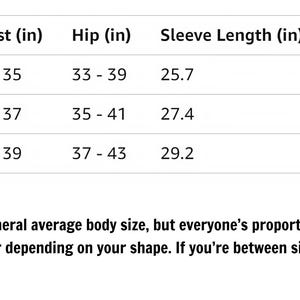 Puede incluir: Una tabla blanca con texto negro que detalla las medidas del body. Los tama&ntilde;os S, M y L se enumeran con medidas de busto, cintura, cadera, largo de manga, largo y altura en pulgadas. Tambi&eacute;n se incluye el texto "Friendly Fit Reminder".
