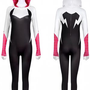 Puede incluir: Un disfraz de cuerpo entero con una parte superior con capucha blanca, un corpi&ntilde;o negro y leggings negros. Las mangas tienen detalles a cuadros rosas y rojos. La capucha presenta una m&aacute;scara blanca con detalles de ojos rosas. La espalda tiene un dise&ntilde;o de rayo blanco.