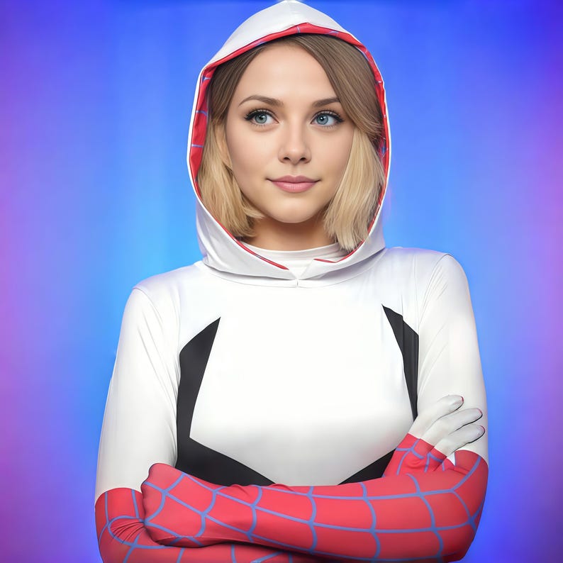 Puede incluir: Mono blanco con capucha con detalles negros y mangas rojas y azules con dise&ntilde;o de telara&ntilde;a. La capucha tiene un borde rojo. La persona lleva guantes blancos y tiene el pelo rubio.