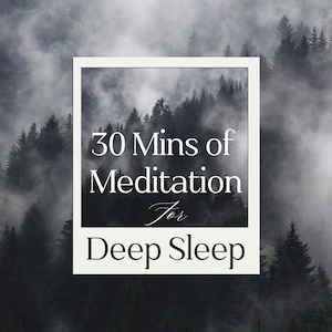Può includere: Un'immagine incorniciata bianca con uno sfondo di foresta nebbiosa. Il testo recita "30 Mins of Meditation for Deep Sleep".