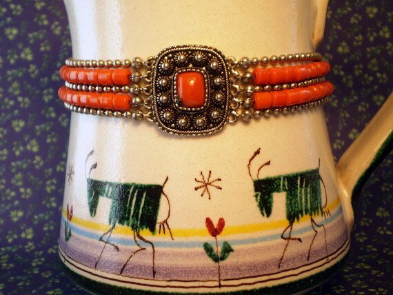 Vintage-Halsband mit korallenfarbenen Perlen