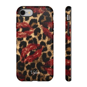 Funda para teléfono Lip Attack | Funda para iPhone con estampado de besos | Funda rosa coqueta con estética moderna | Funda resistente y llamativa