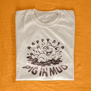 Camiseta "Feliz como un cerdo en el barro" / Camiseta australiana divertida, camiseta retro de dibujos animados, regalo australiano, camiseta meme, camiseta gráfica vintage, unisex