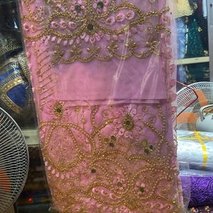 Nigerianisches Meerjungfrauenkleid aus Spitze: Asoebi-Hochzeitsstil Bild 4