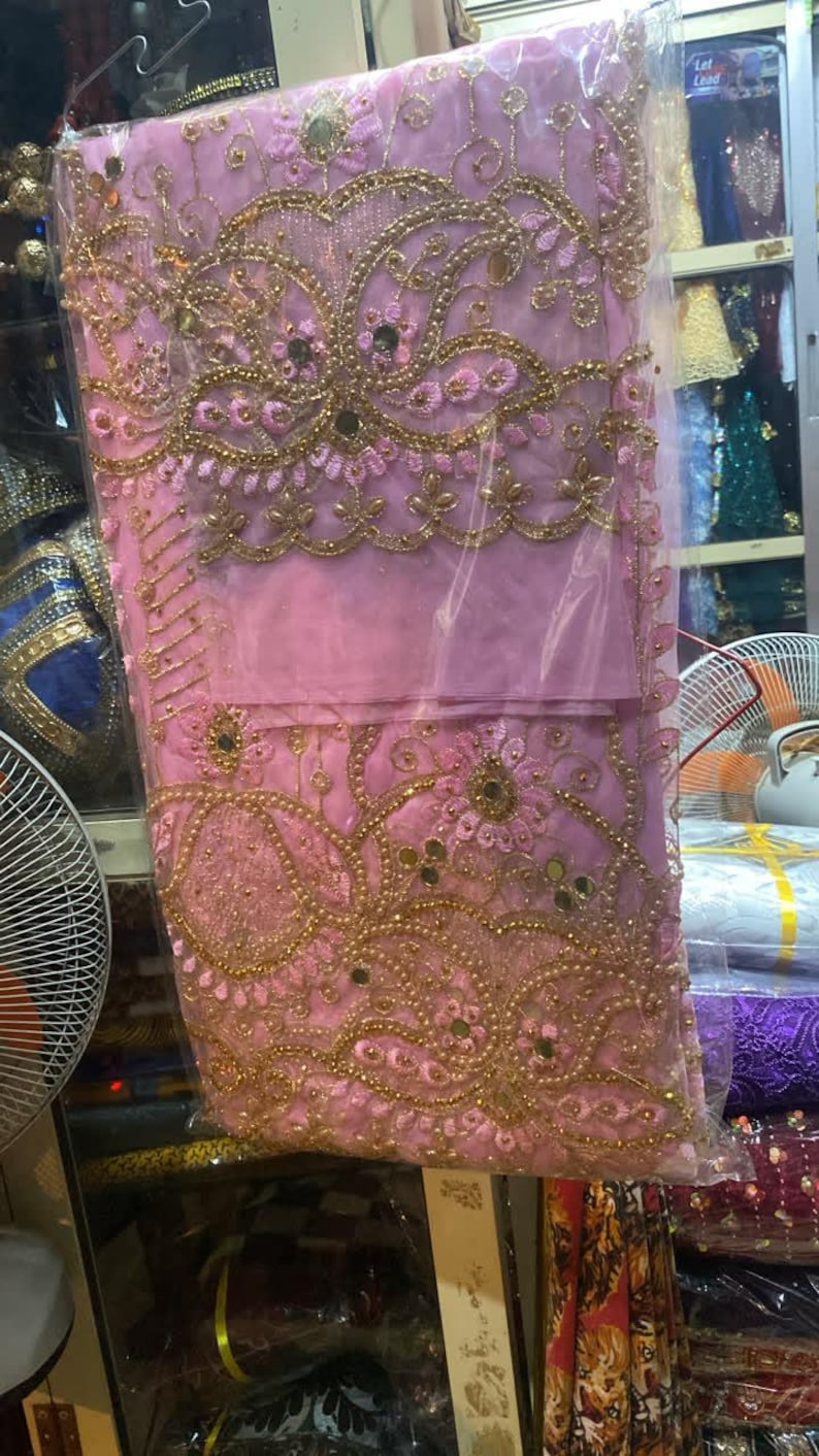 Nigerianisches Meerjungfrauenkleid aus Spitze: Asoebi-Hochzeitsstil Bild 4