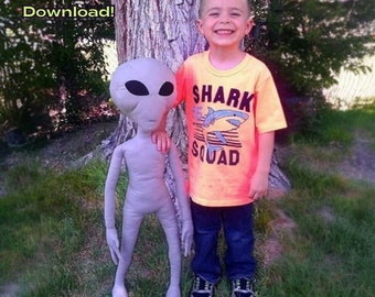 Grijze buitenaardse pluche pop, digitale download naaipatroon!