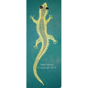 Può includere: Un lucertola di pizzo giallo e marrone con occhi neri. La lucertola è su uno sfondo verde. Mark Myers © copyright 2010.