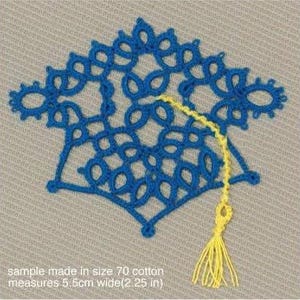 Puede incluir: Un marcapáginas de encaje azul hecho a mano con una borla amarilla. El marcapáginas tiene forma de birrete y mide 5,5 cm de ancho. El texto de la imagen dice: muestra hecha en talla 70 algodón mide 5,5 cm de ancho (2,25 pulgadas).