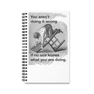 以下が含まれることがあります： 椅子から落ちる人の白黒のイラスト。テキストは「誰もあなたのやっていることが分からなければ、あなたは間違っていない。」