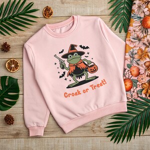 Halloween-t-shirt med häxdräkt och häxmotiv, från Hue Whimsy