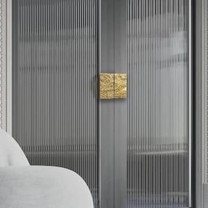 Peut inclure: Une paire de portes grises avec des panneaux de verre à rainures verticales. Les portes sont dotées d'une poignée de porte carrée dorée texturée. Le cadre de la porte est gris foncé, et le design est moderne et minimaliste.