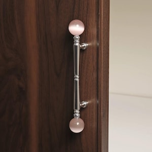 Peut inclure: Une tasse en céramique blanche avec une anse noire et le texte "But First, Coffee" en noir, en gras. La tasse est posée sur une surface blanche. La tasse mesure environ 10 cm de haut.