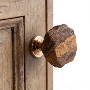 Tirador de armario de ojo de tigre natural, tirador de cajón de latón macizo, tirador de cómoda de piedra preciosa natural, herrajes de muebles minimalistas orgánicos de un solo orificio.