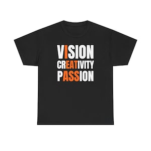 Op de afbeelding: Een zwart T-shirt met korte mouwen en witte tekst die verticaal is gestapeld als VISION, CREATIVITY en PASSION. De letters I, E, A en S zijn oranje gemarkeerd en vormen het woord I E A S verticaal in het midden van het ontwerp.