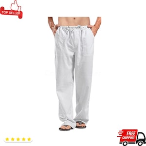 Puede incluir: Pantalones de lino blancos con cintura con cordón y bolsillos. Los pantalones son de corte holgado y parecen estar hechos de una tela ligera. El modelo lleva sandalias.
