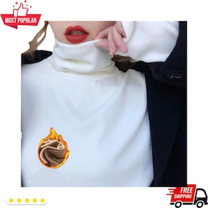 Puede incluir: Un suéter de cuello alto blanco con una chaqueta negra. La imagen incluye una pancarta de "Most Popular" y un gráfico de una llama con una tela beige en el interior. La imagen también incluye un gráfico de "Envío gratis".